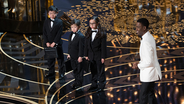 本届奥斯卡颁奖典礼，主持人拿亚洲小朋友开玩笑，引起争议。