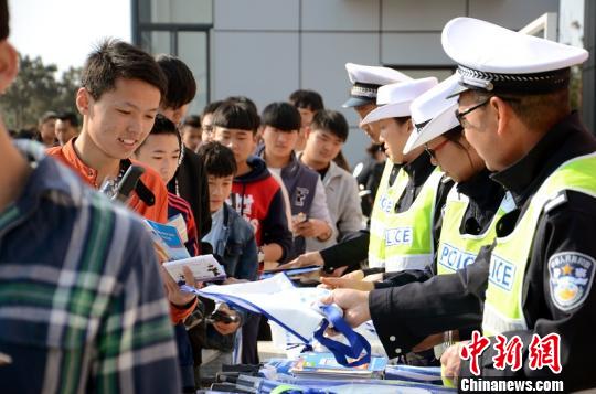 昆明一高校百余学生学车被骗学费(图)