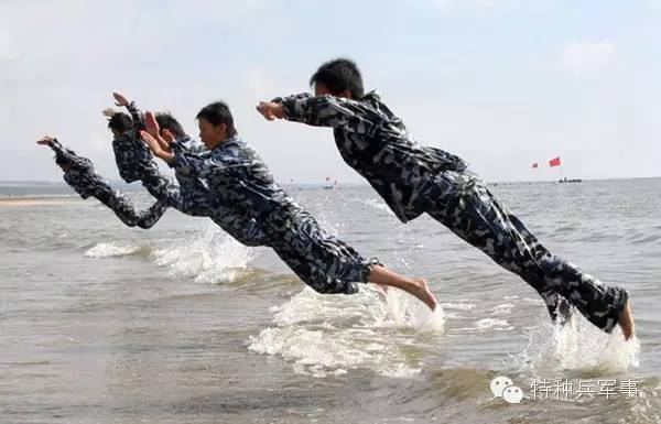 中国女海军陆战队员训练科目——水中格斗