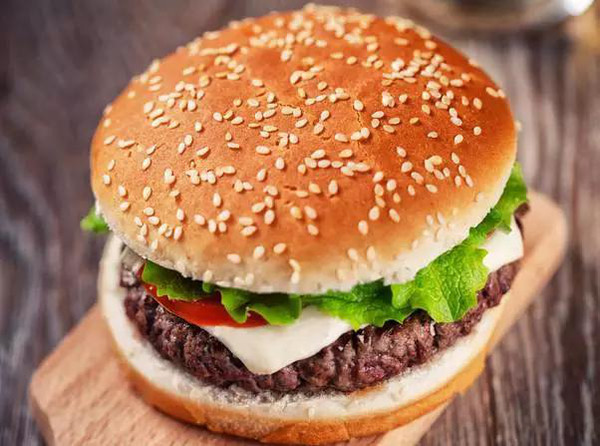 汉堡是汉堡包的简称,英文名为:hamburger,最早的汉堡是剁碎的牛肉末
