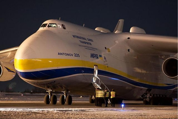 界上最大的运输机:安-225可装下两个擎天柱!-搜狐