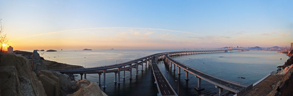 大连南部滨海大道跨海大桥,即大连星海湾大桥,为中国首座海上地锚式