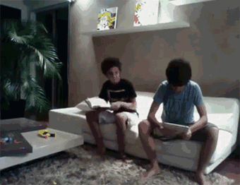 搞笑gif图片:姑娘这么大的风你要小心别感冒了!