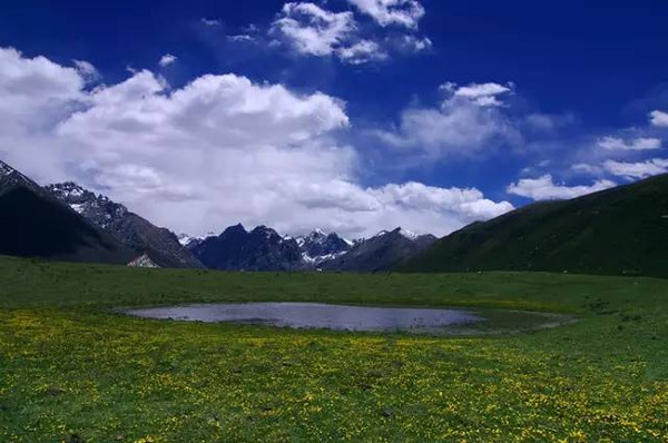 冰雪融水形成众多湖泊,除了众所周知的仙女湖,妖女湖外,还有日尕玛措