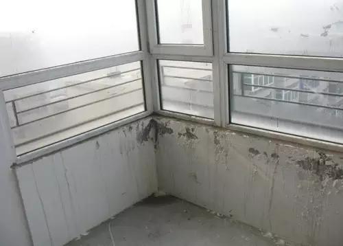 房产 正文  很多家庭的阳台在雨季的时候就开始从外面往里面渗水,这是