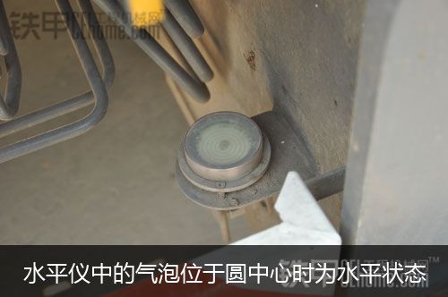 page--] 支腿系统中还有一个重要的部件,叫水平仪,通过它可以清楚的