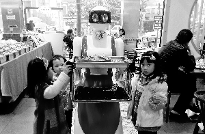 餐厅使用机器人服务 “美女”机器人上菜受欢迎