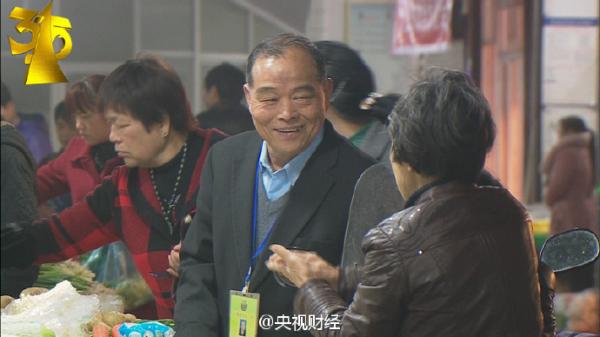 22:05【专注消费维权20年,他为乡亲省下116万元...】2010年10月,董场村12户村民种植的150亩黄豆颗粒无收。黎昌福翻阅了大量资料,查明这种黄豆种,根本不适合在南方种植,帮乡亲们从种子经销商那里拿到了近两万元赔偿。从那时起,四邻八乡的村民有了消费纠纷都来找黎昌福。他还把自己家的小杂货铺改成了消费维权站。20年来,他为乡亲们挽回经济损失116万元。双手点赞!