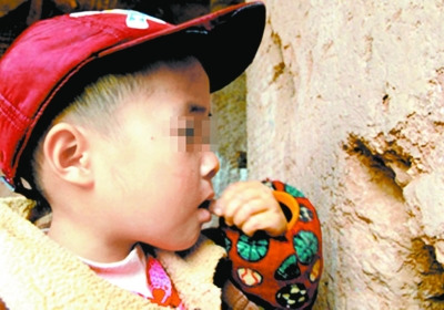 5岁男童患怪病吃泥巴上瘾 吃穿一堵老墙(图)