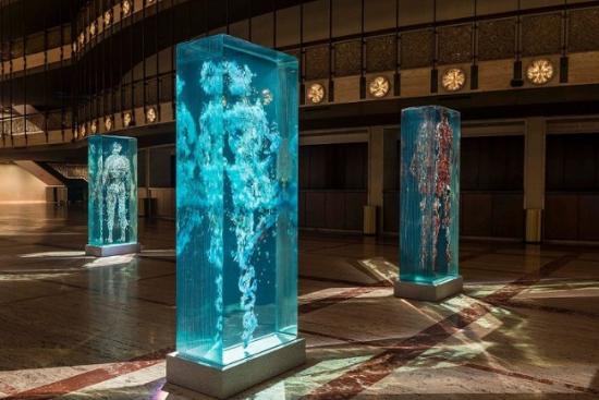 dustin yellin 在华盛顿肯尼迪中心安装了这十二座精美非凡的玻璃雕塑