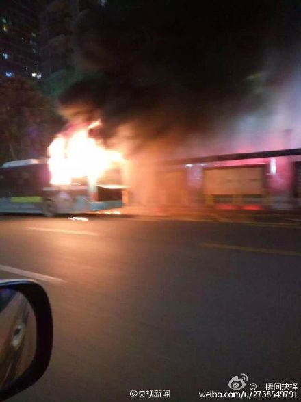 深圳一辆公交车起火 目前火势已被扑灭