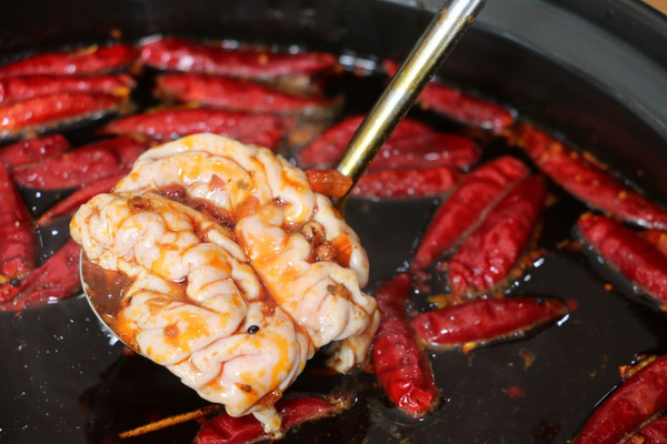 吃串串火锅怎能少的了猪脑,下锅的猪脑5分钟就能煮熟,滑嫩不腥不腻
