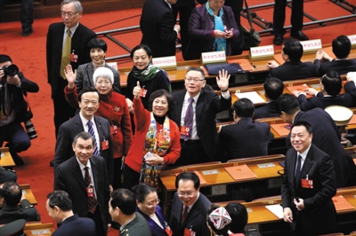 昨日,北京人民大会堂,闭幕会前代表争相合影留念。当天上午,十二届全国人大四次会议闭幕。新京报记者 侯少卿 摄