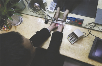 昨日谈珂将这笔钱归还银行