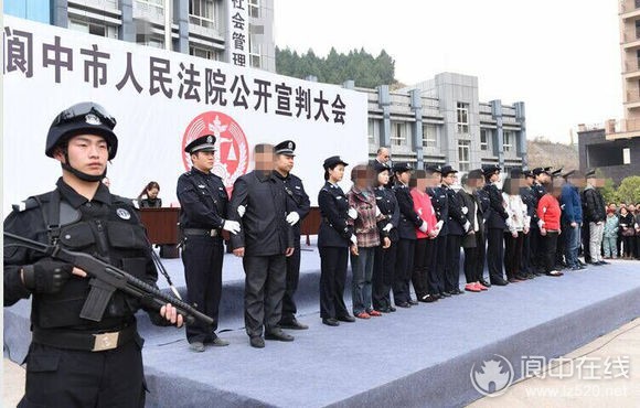 四川阆中市法院举行公判大会,八名违法讨薪民工被判刑