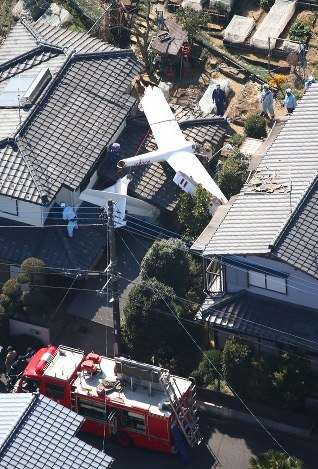 一滑翔机坠落在日本千叶县住宅区 机上2人死亡