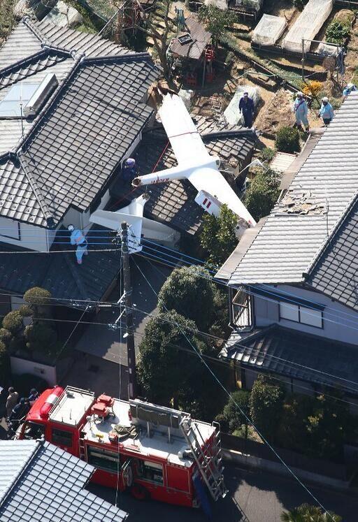 日本千叶县一架滑翔机在住宅区内坠落 致2人死