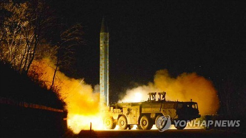 资料图片：这是朝鲜《劳动新闻》刊登的短程导弹试射现场照。韩联社/朝鲜《劳动新闻》