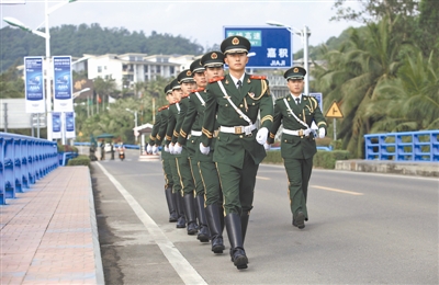 原文配图:3月17日,武警海南省总队一支队官兵行进在执勤路上.