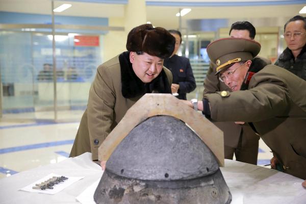 3月15日，朝中社的照片显示，金正恩观看一枚导弹的弹头。金正恩视察时表示，朝鲜不久后将进行核弹头爆炸试验以及能够装载核弹头的各类弹道火箭发射试验。朝鲜已经拥有再入大气层技术，弹道火箭技术取得进展，显著提高了朝鲜军事实力。