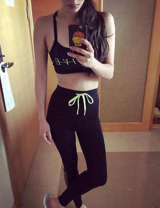 李念健身秀小蛮腰 辣妈上围丰满锁骨性感