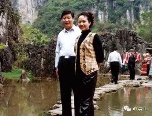 习近平心甘情愿去了穷乡僻壤。他考察宁德的山村,与百姓交流,调研这个自己所负责的中国偏僻角落。出乎他意料的是,在福建省内,宁德竟然还是全国最贫困的18个地区之一。一些村庄甚至没有通公路,习近平前往这些地方只能徒步穿行在泥泞的道路上。即使通了路的,同样也是一种考验。在坑坑洼洼的路上颠簸几个小时后,习近平背疼得连下车都困难。