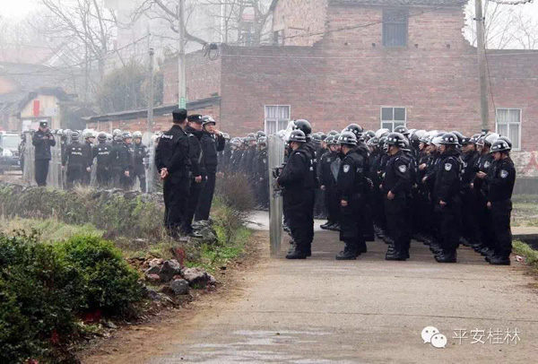 广西全州县打黑：警察持枪拿盾牌列队进村(组图)