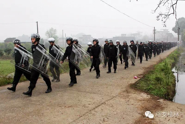 广西全州县打黑：警察持枪拿盾牌列队进村(组图)