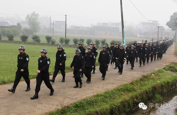 广西全州县打黑：警察持枪拿盾牌列队进村(组图)