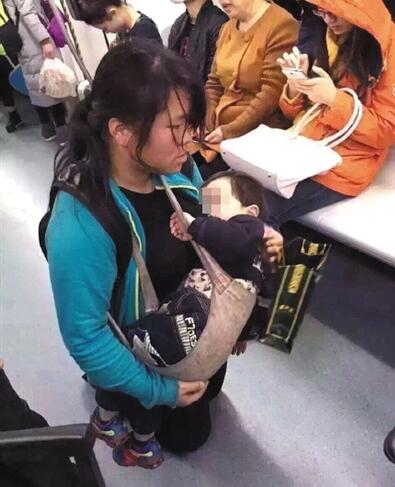 女子疑似携带被拐儿童地铁行乞 警方证实系母子(图)