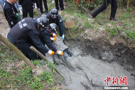 浙江慈溪一工地旁水沟现死尸 案件正在调查(图)