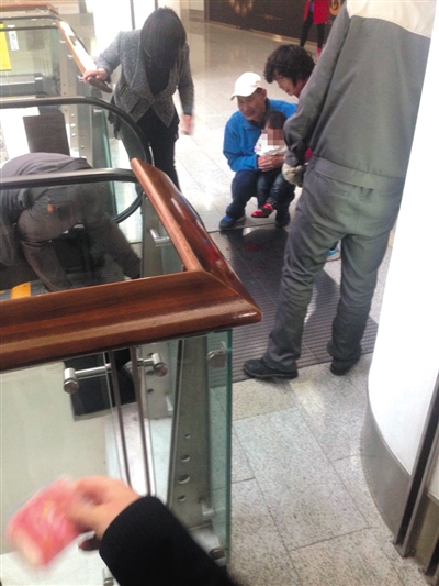 北京1岁女童逆行上电梯 摔倒后5根手指被夹断
