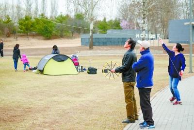 “雨霁景色,春分气候”。又到了草长莺飞、暖风掠面的踏春时节,许多市民举家出游,去公园、郊野亲热天然。但是,在朝外活动时,您必定要留神这个“隐形杀手”。