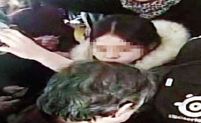 公交监控拍下怀疑人盗窃进程