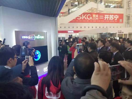 作为国内连续多年销量第一的彩电品牌创维此次携冰、洗、空全品类强势入住顺德慧聪家电城。在大家的印象当中,似乎创维只做电视,其实不然,近几年在创维多元化战略的推进下,冰箱、洗衣机、空调等白色家电成为创维做大做强的重要一环。