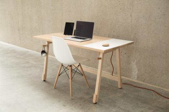 选用枫木及核桃木手工制作，看起来可完美适用任何空间的「Desk 01」是由设计团队