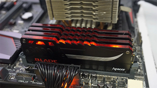 宇瞻旗舰效能的刀锋战士灯条BLADE FIRE DDR4为2014年Q1发表的刀锋战士BladeDDR4的升级版本，最大特点是采用了撼动人心的武器外观散热片设计，以及心跳模式的LED灯光效果。玩家在进行重度运算或电竞赛事时，屏蔽周严的IC提供最佳稳定性与兼容性。