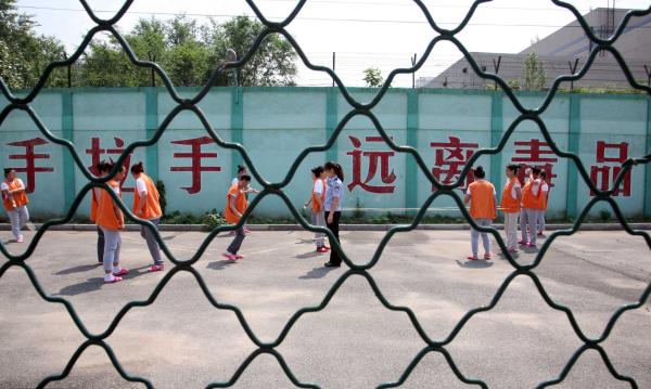 一朝吸毒、终身戒毒。很多解戒人员离所两至三个月就被公安机关送回来,反映出毒瘾难断,复吸率高的现状。 视觉中国 资料