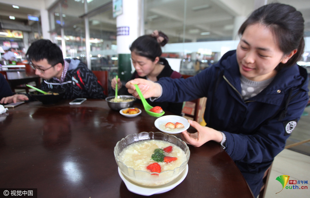 西安工业大学推出草莓豆腐等神菜 受学生追捧(组图)