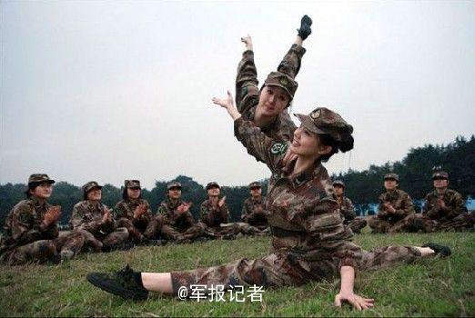 解放军女兵轻松一字马 一单腿动作高难度