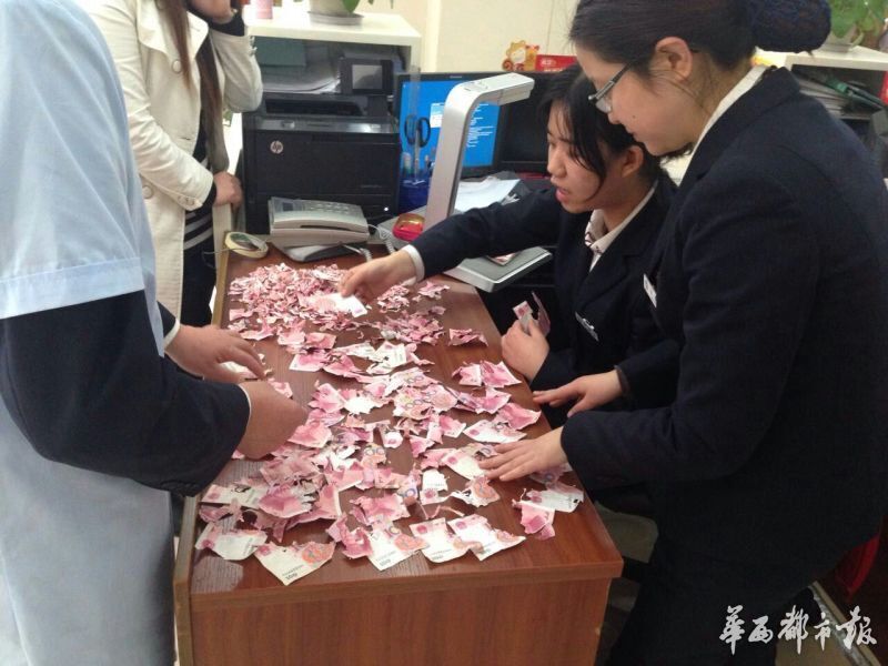眉山大爷9200元积蓄藏砖缝 被老鼠咬成碎片