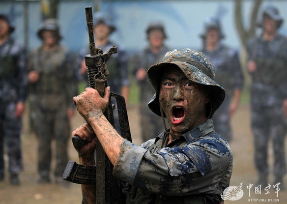 咱空军人对抓体能也是蛮拼的,要知道,想当飞行员,空降兵,对身体素质的