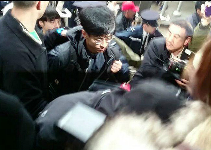 黄台仰到九龙城法院应讯,多名头戴红帽人士涌上包围