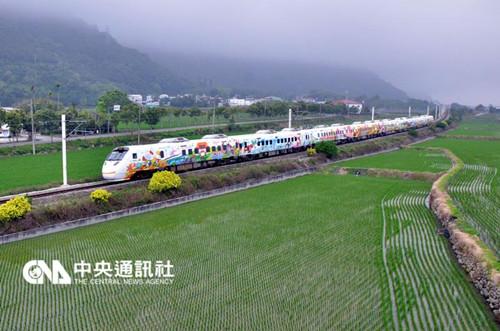 台铁太鲁阁号hello kitty彩绘列车21日奔驰台东纵谷,经过翠绿稻田.