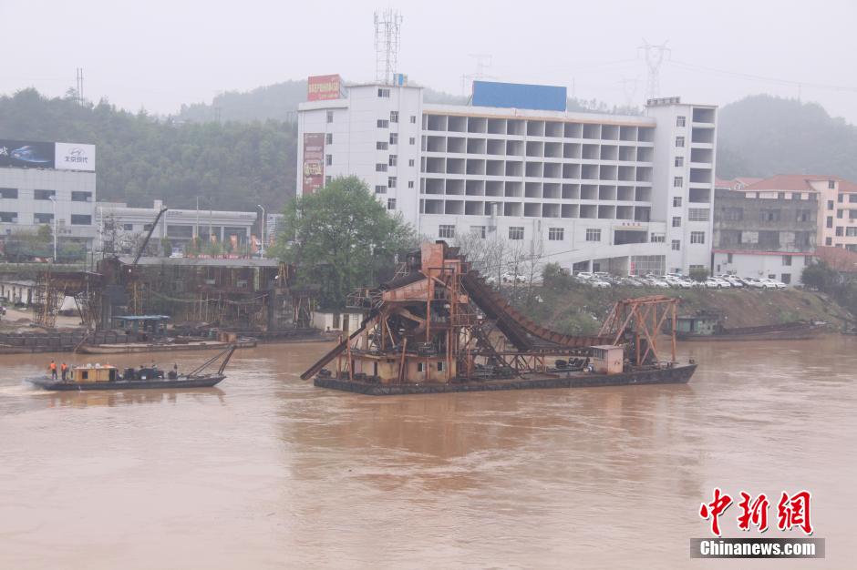 江西赣州暴雨冲走采沙船 撞上大桥致桥面受损