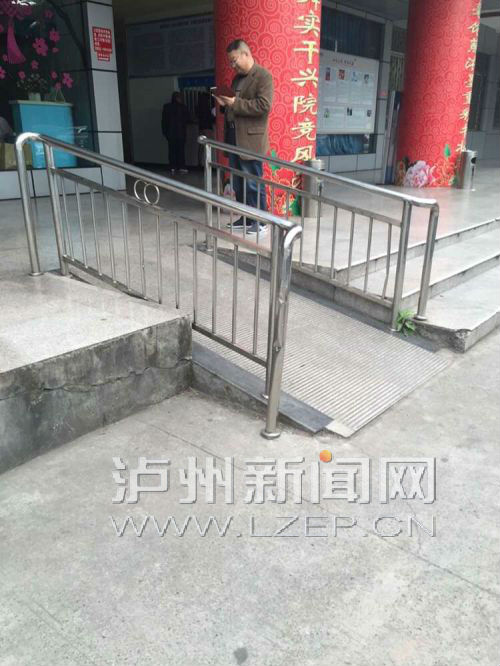 记者首先留意到了放在门口的"残疾人专用通道"标识牌,在标识牌旁即是