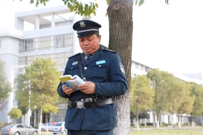 在扬州工业职业技术学院,有这样一位保安大叔,经常在校门口大声朗读