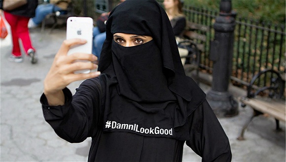 最明显的变化就在于,沙特阿拉伯的女性外出服不再是漆黑一片,各色图案