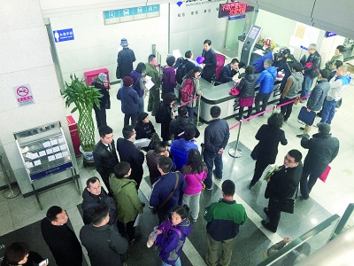 北京不动产登记大厅再现黄牛 等号排队百米(组图)