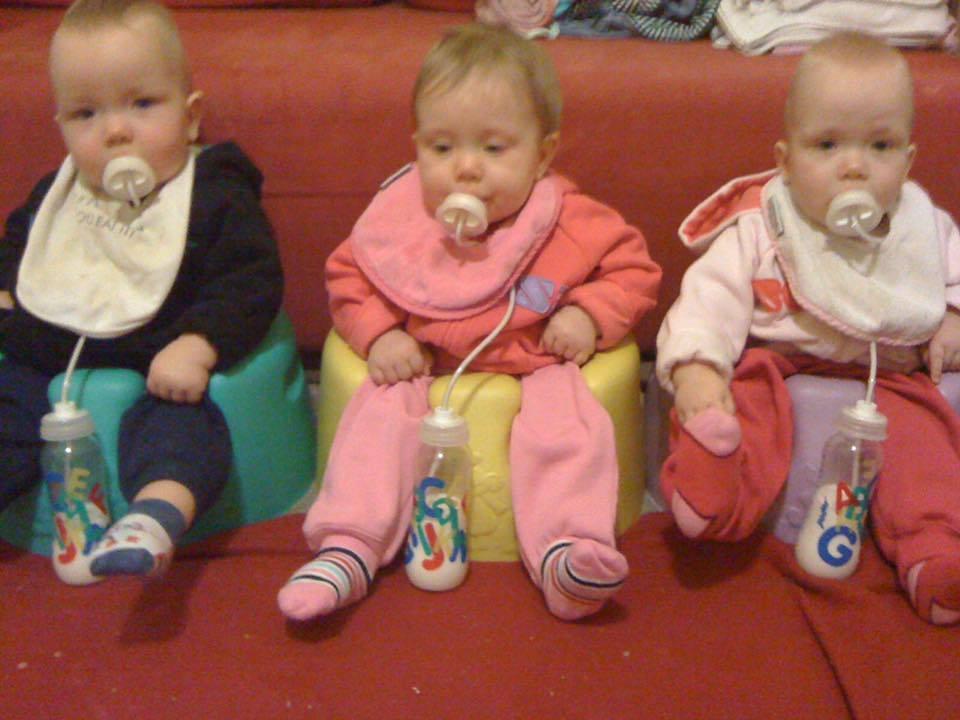 国外花式带娃比赛:妈妈用脚喂双胞胎奶(图)